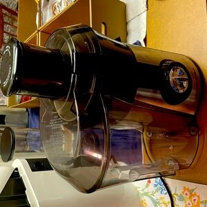 Hamilton Beach Juicer NEW condition, clean, easy to assemble and operate.